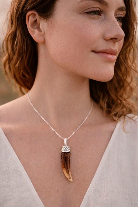 collar asta de ciervo en el cuello de una modelo