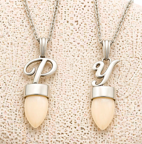 collar letra P perla venado y collar letra Y perla venado plata