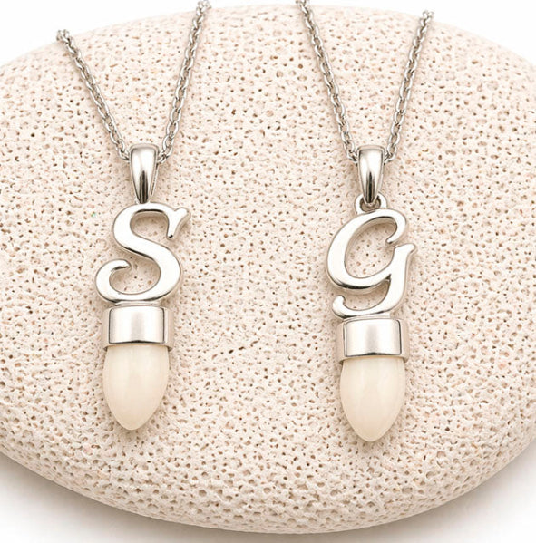 collar letra perla venado S y collar letra venado G plata