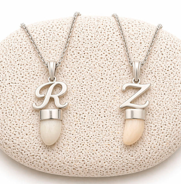 collar letra R perla venado y collar letra Z perla venado con plata