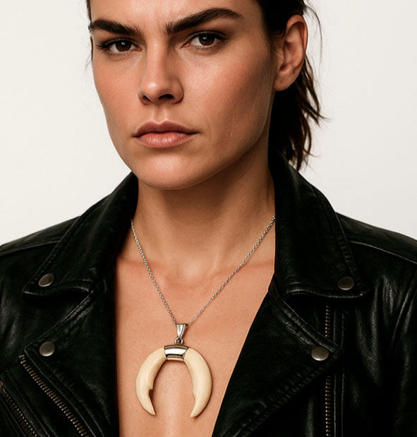 collar-luna-colmillos-jabali-con-plata-3