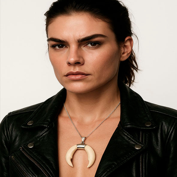 collar-luna-colmillos-jabali-con-plata-4
