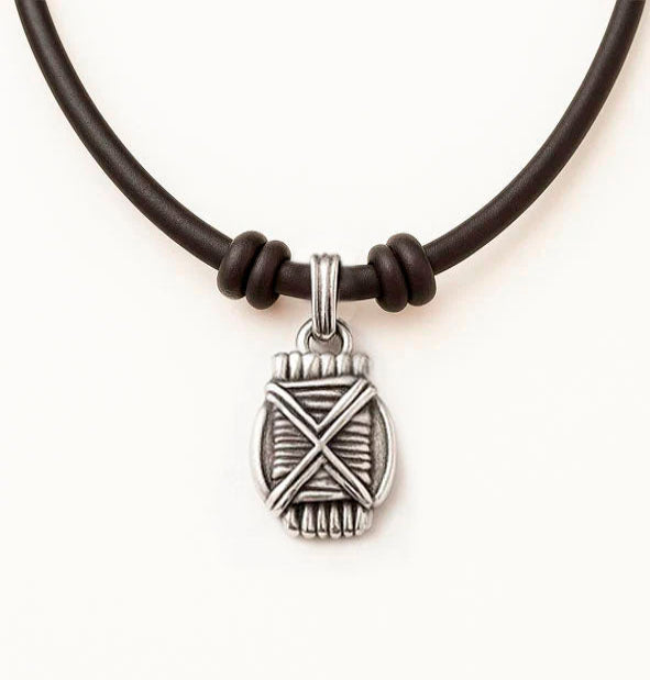 Detalle colgante nudo africano 15 mm en plata 925 inspirado en pulseras tradicionales – joyería artesanal