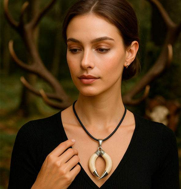 collar-parentesis-colmillos-jabali-con-plata-3
