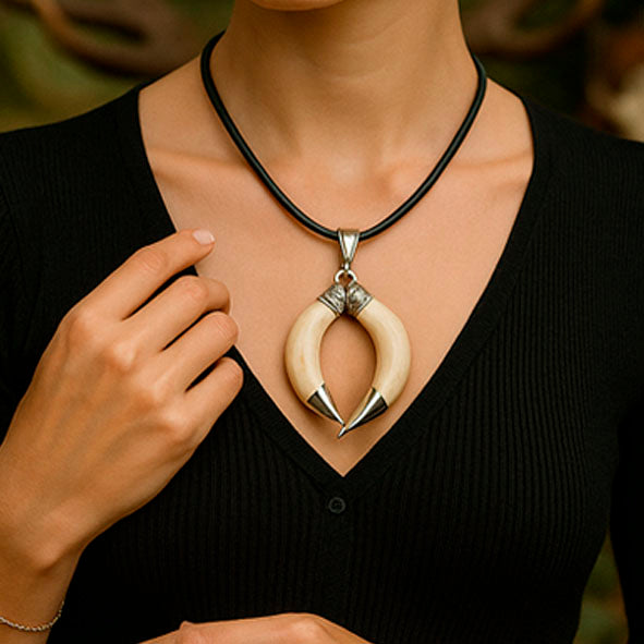 collar-parentesis-colmillos-jabali-con-plata-5