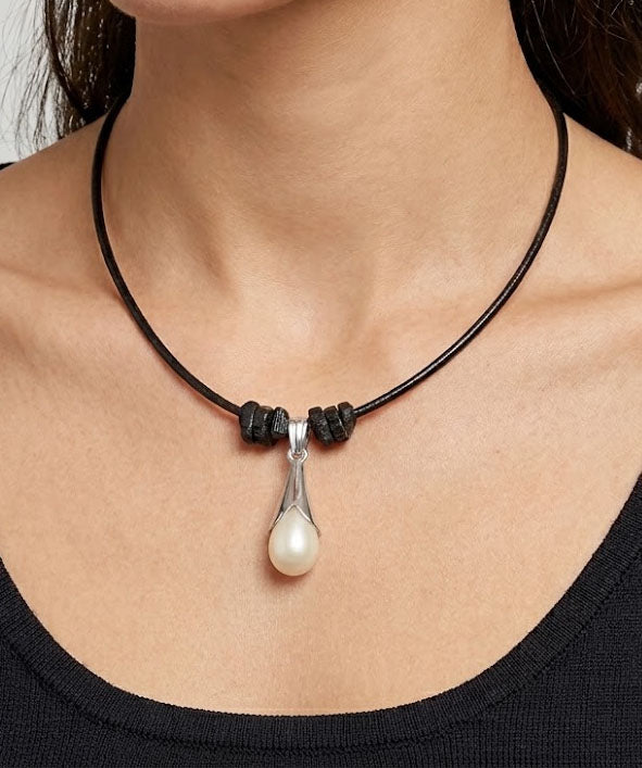 Collar de Perla de Venado con Cuero Negro y Plata de Ley en el cuello de la modelo