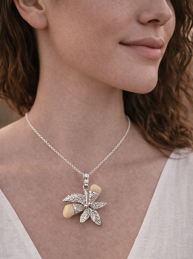 collar-perla-venado-con-hojas-de-bellota-y-plata-10