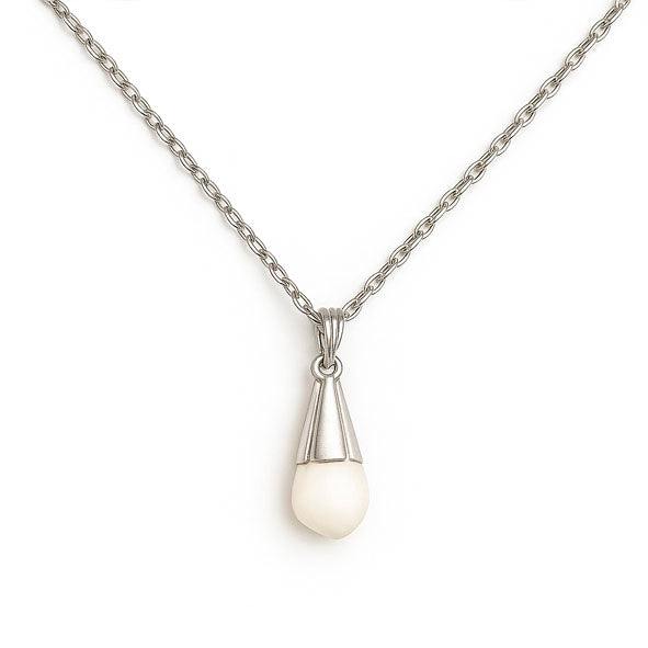 Detalle colgante lágrima de perla de venado en plata 925 cadena 45 cm – joyería cinegética