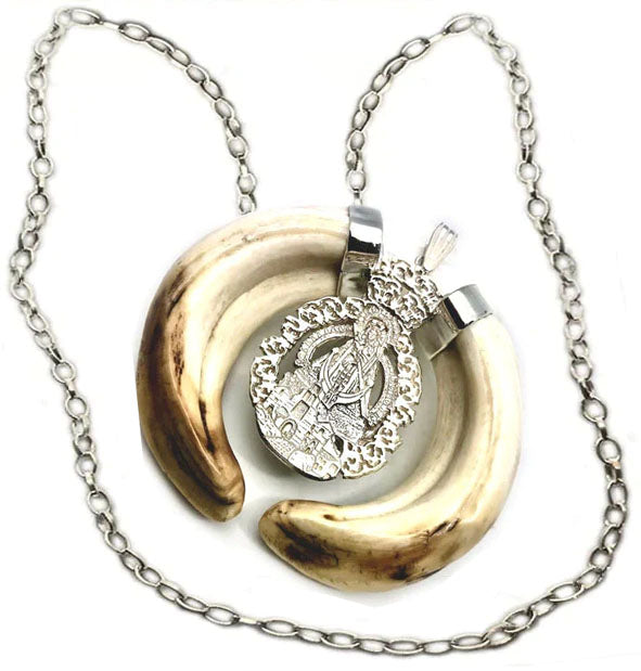 collar de plata con Medalla virgen de la cabeza con colmillo jabalí y plata