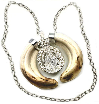 collar de plata con Medalla virgen de la cabeza con colmillo jabalí y plata