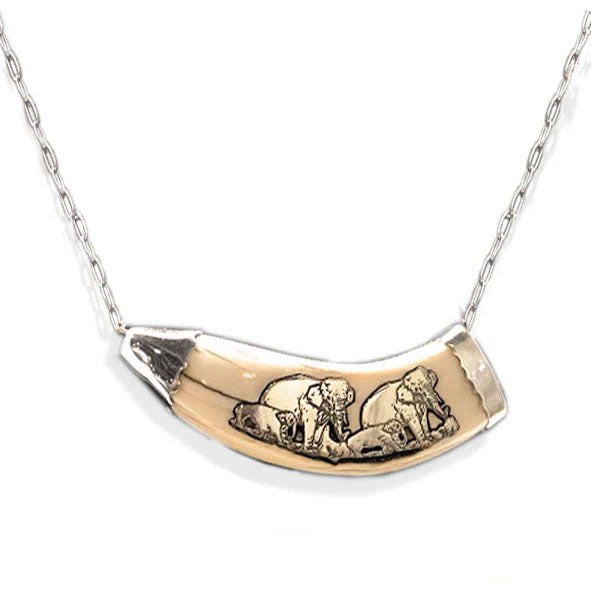 collar facochero con familia elefantes en plata