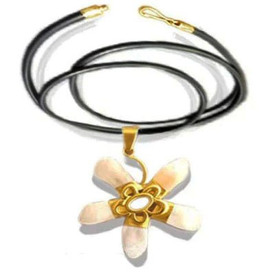collar flor oro en perlas de venado 18 kilates 1