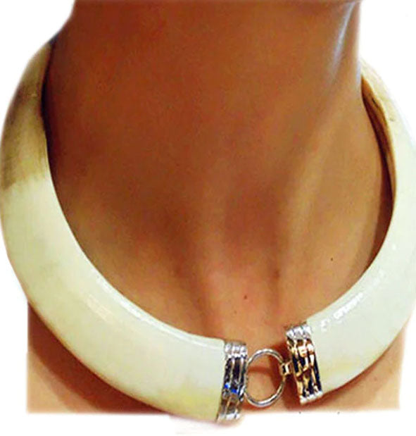 collar jabali centro aro liso en oro blanco de 18 kilates