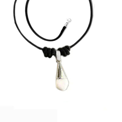 collar perla venado con cuero negro nudos y plata