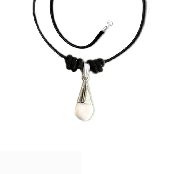 collar perla venado con cuero negro nudos y plata