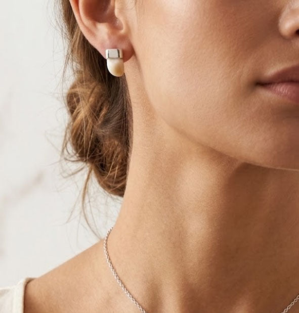 Conjunto Collar con Inicial y Pendientes de Perla de Venado en Plata 925 en la oreja