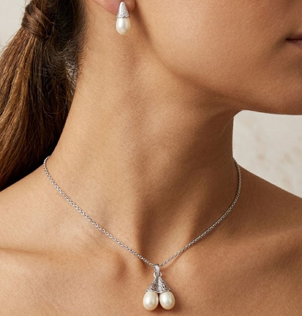 Conjunto Collar y Pendientes Casquillo Tallado con Perla de Venado en Plata 925 puesto en la modelo