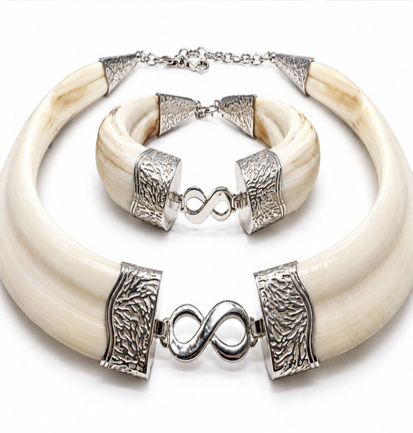 Conjunto collar y pulsera de jabalí con centro infinito en plata tallada 925  vista frontal