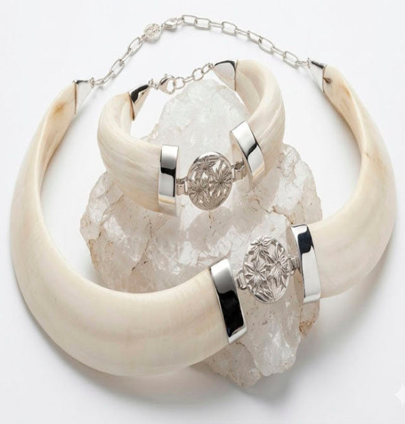 Conjunto collar y pulsera de jabalí con flor Edelweiss en plata de ley 925 – Joyas de Caza
