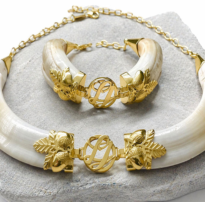 Conjunto de Collar y Pulsera de Jabalí con Hojas de Bellota en Oro Amarillo de 18 Kilates de la firma Joyas de Caza