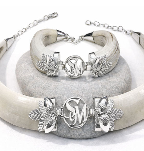 Conjunto collar y pulsera de jabalí personalizado con hojas de bellota en plata de ley 925 – Joyas de Caza
