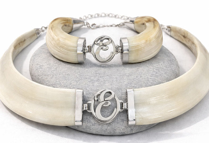 Detalle pulsera amoladera de jabalí con iniciales grabadas en plata 925 – joyería cinegética