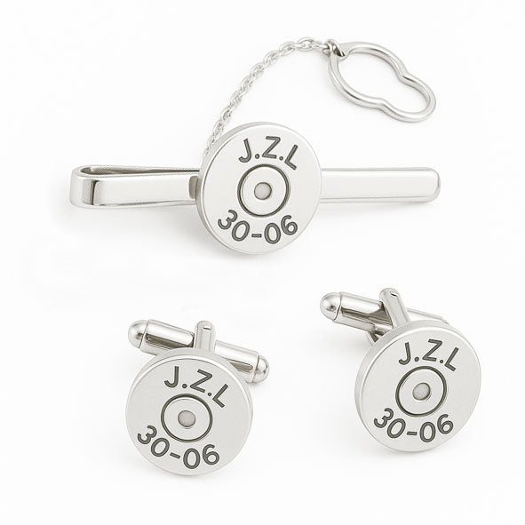 Detalle del grabado de iniciales y calibre en conjunto gemelos y alfiler corbata plata 925 | Joyas de Caza
