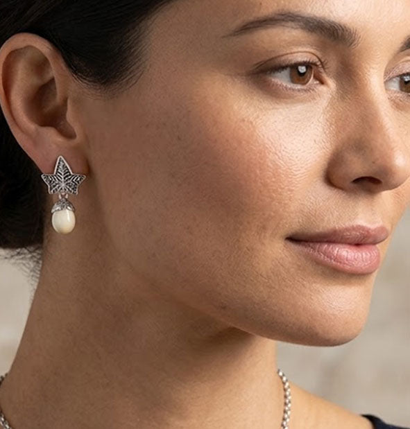 Conjunto Collar y Pendientes Hoja con Perla de Venado en Plata detalle del  pendientes en la modelo