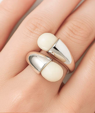 Detalle perlas de venado cruzadas en sortija ajustable plata 925 – joyeria cinegetica Joyas de Caza