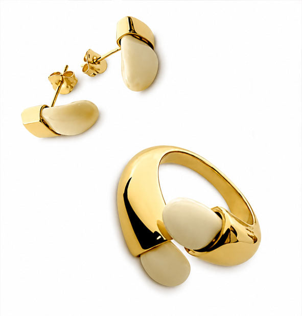 Conjunto Sortija y Pendientes Cortos Perla de Venado Lisos en Oro 18k detalle del cierre