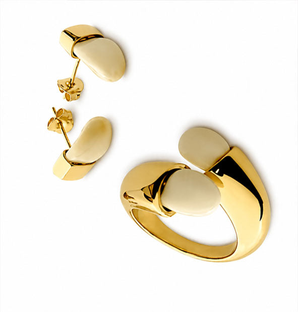 Conjunto Sortija y Pendientes Cortos Perla de Venado Lisos en Oro 18k detalle de lateral
