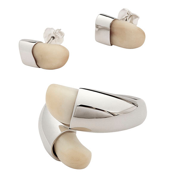 Detalle pendientes lisos perla de venado natural con cierre a presión plata 925 – Joyas de Caza Madrid