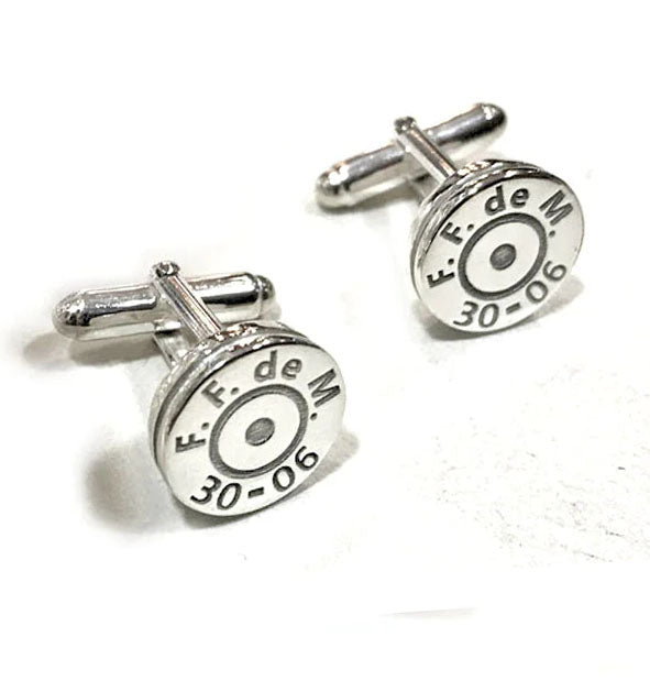 Detalle de gemelos personalizados en forma de casquillo de bala fabricados a mano en plata de ley