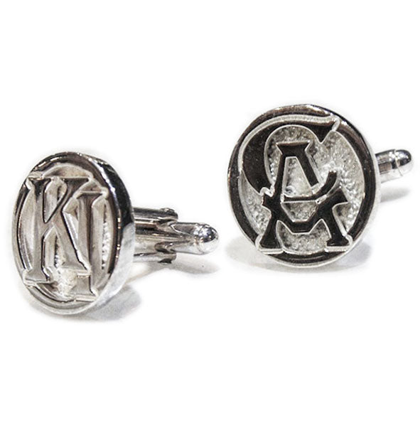 Gemelos con iniciales grabadas en plata 925, detalle del acabado artesanal | Joyas de Caza modelos diferentes
