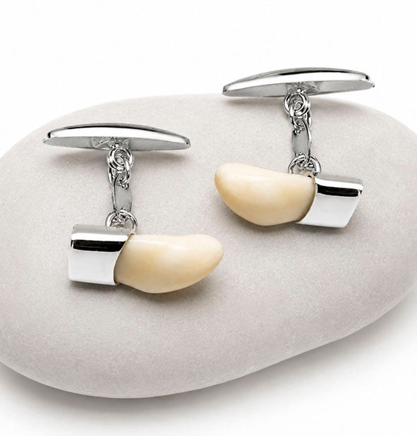 Gemelos de perla de venado natural con casquillo liso en plata de ley 925