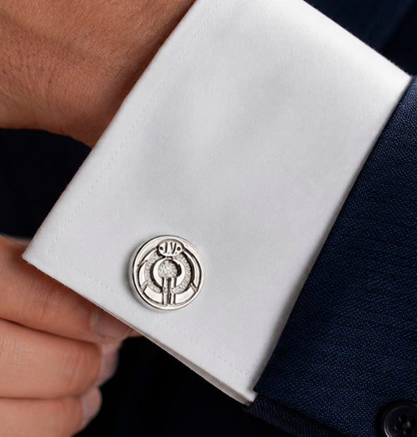 Gemelos tablilla de jabalí personalizados en la camisa del modelo