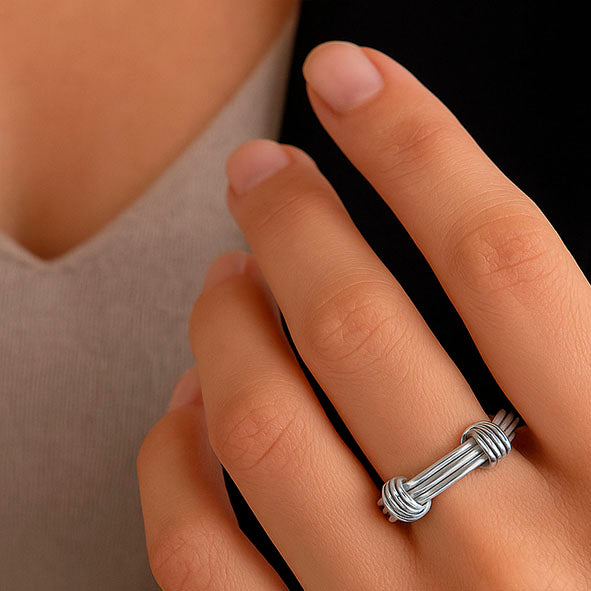 modelo-con-anillo-nudo-africano-en-plata-foto-1