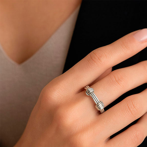 modelo-con-anillo-nudo-africano-en-plata