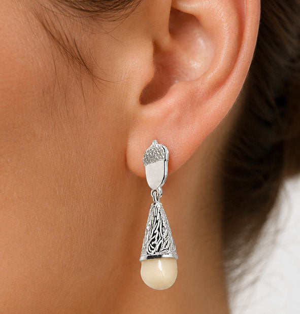 Pendientes Bellota y Perla de Venado en Plata de Ley 925 en la oreja de la modelo