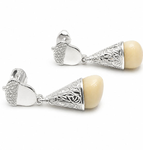 Pendientes Bellota y Perla de Venado en Plata de Ley 925 vista tumbado con su cierre presion
