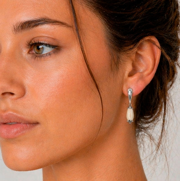 pendiente lagrima con pieza de jabali co  plata en modelo puesto en su oreja fabricado en taller de joyas de caza 