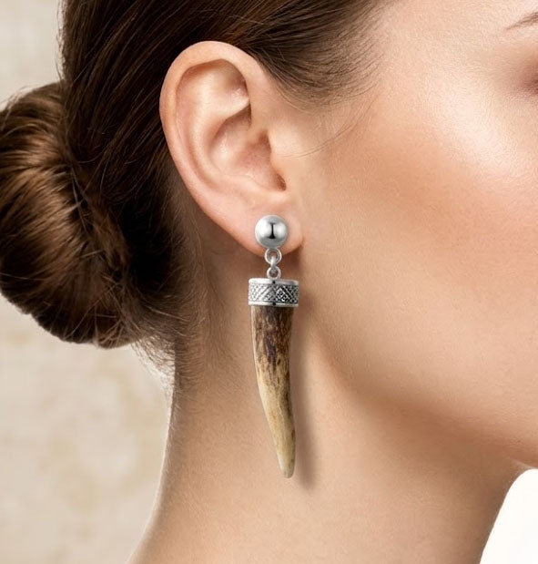 Pendientes Largos Asta de Ciervo con Media Bola de Plata en la oreja de una modelo