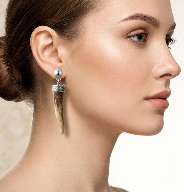 Pendientes Largos Asta de Ciervo con Media Bola de Plata en la oreja de una modelo con sus detalles
