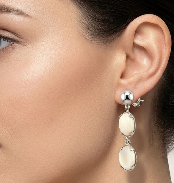 Pendientes Largos Doble Perla de Venado Oval en Plata de Ley en la oreja de la modelo