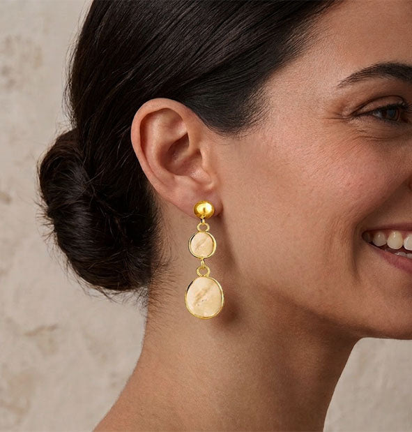Pendientes Largos Doble Perla de Venado en Oro 18 Kilates en la oreja de la modelo