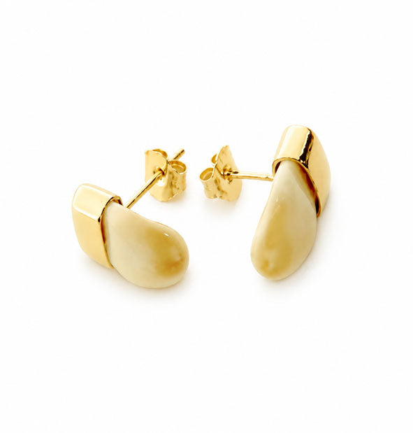Pendientes Pequeños Lisos con Perla de Venado en Oro 18 Kilates detalle del cierre