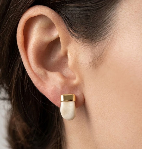 Pendientes Pequeños Lisos con Perla de Venado en Oro 18 Kilates en la oreja de la modelo