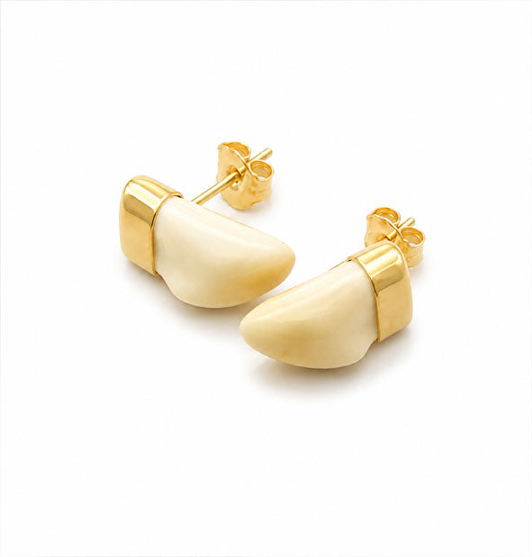 Pendientes Pequeños Lisos con Perla de Venado en Oro 18 Kilates detalle lateral