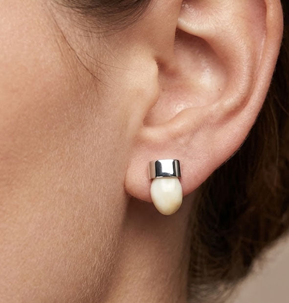 Pendiente Pequeño Liso con Perla de Venado en Plata vista frontal en la oreja de la modelo