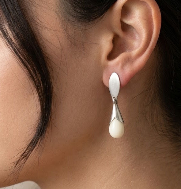 Pendientes Campanita con Perla de Venado en Plata de Ley puesto en la oreja